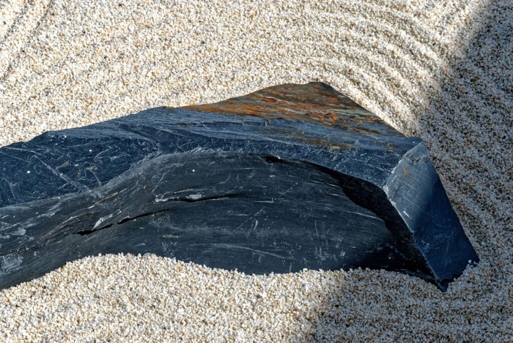 A single stone in a Japanese dry garden, with raked rings in the gravel around it